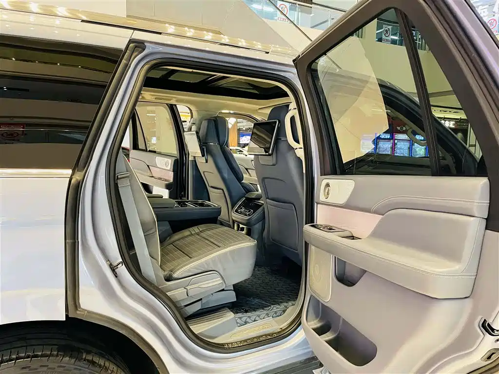 Lincoln Navigator 2019 — фото 14