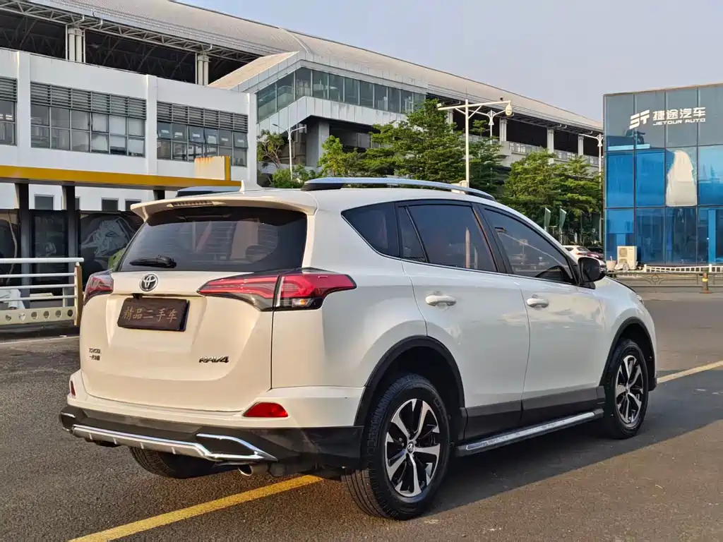 Toyota RAV4 2018 — фото 9