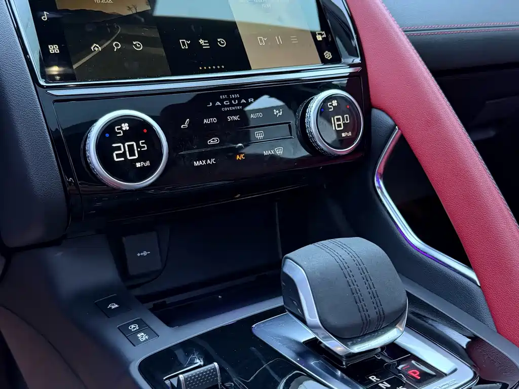 Jaguar E-PACE 2023 — фото 14