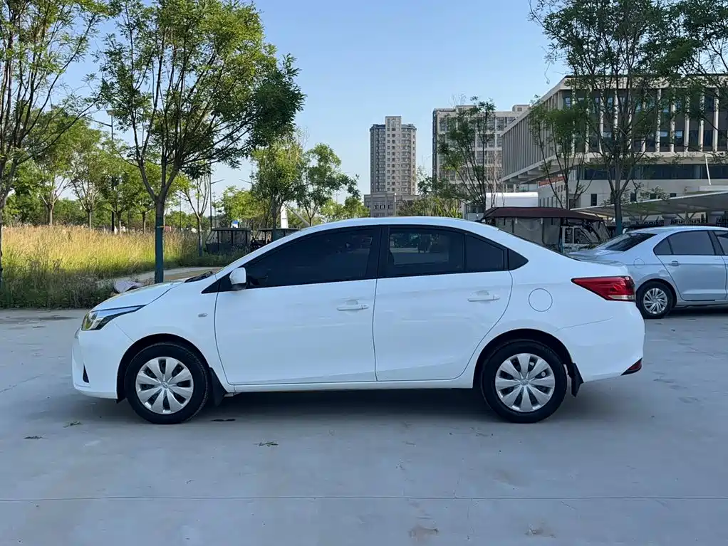 Toyota Yaris L 2017 — фото 16