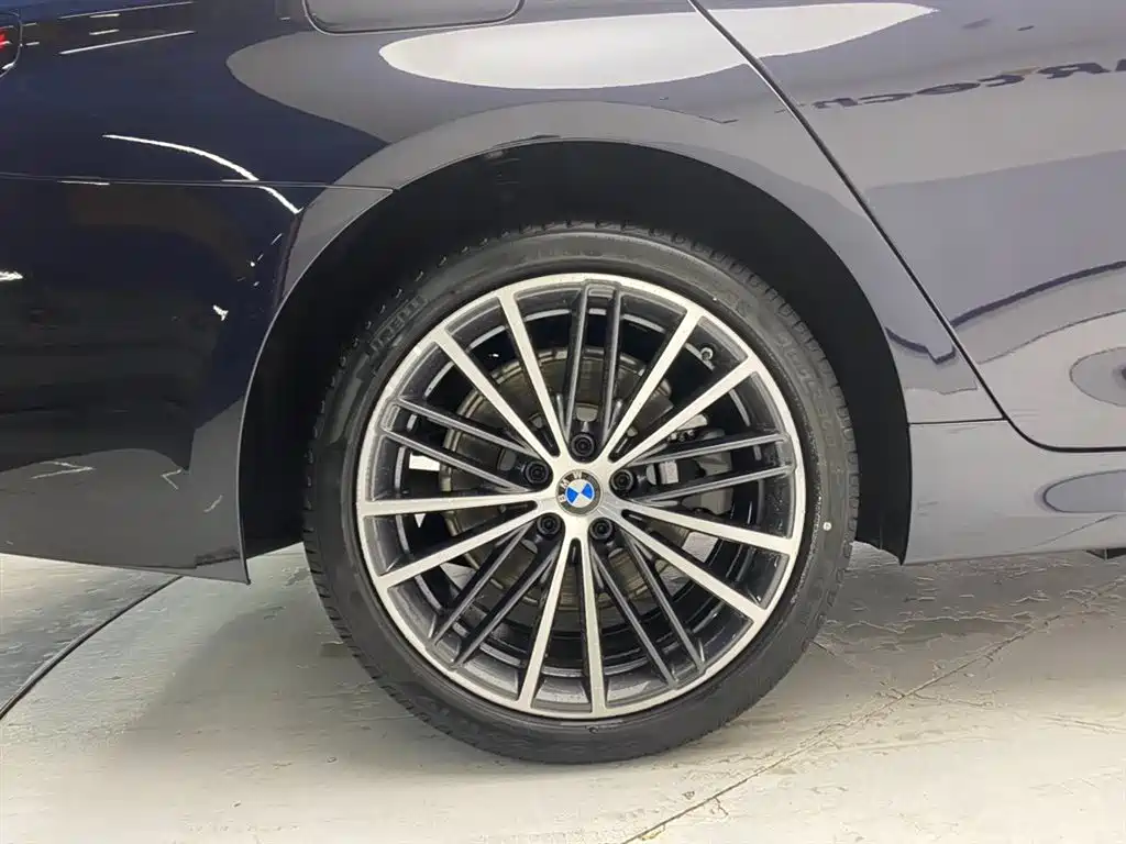 BMW 5 Series 2021 — фото 11