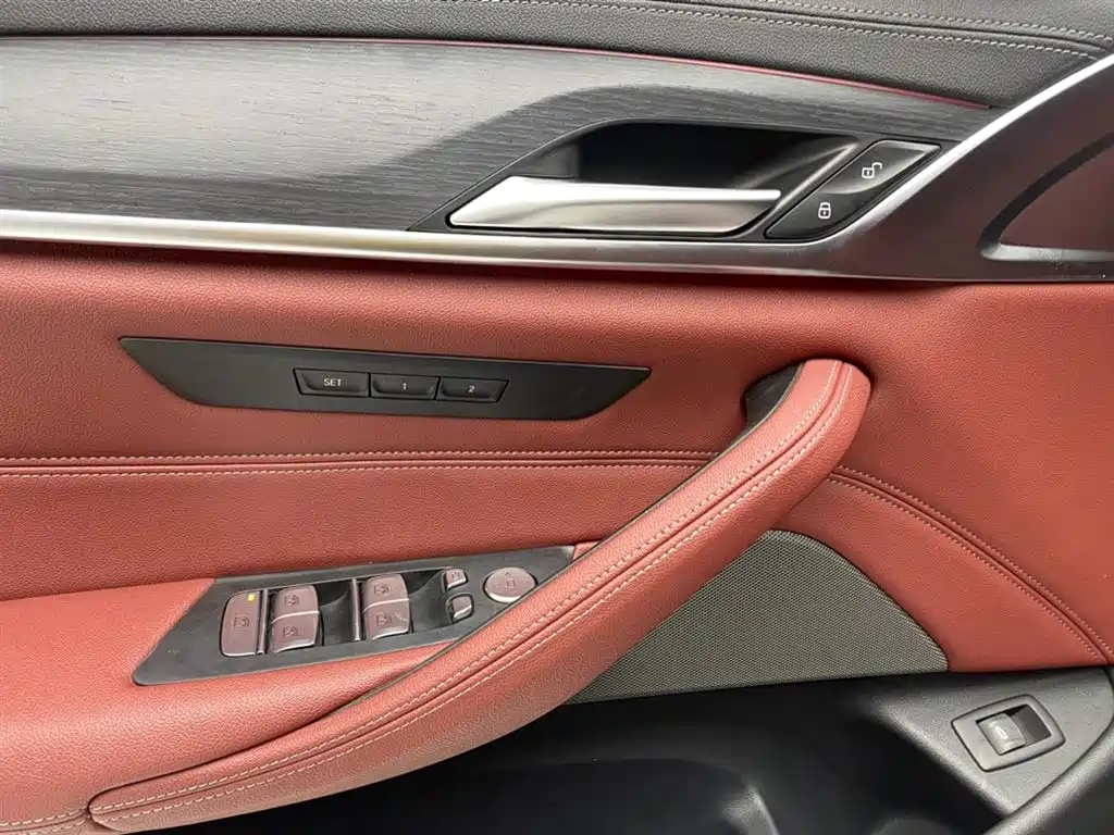 BMW 5 Series 2021 — фото 23