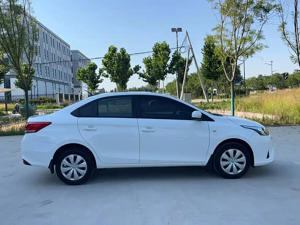 Toyota Yaris L 2017 — фото 10