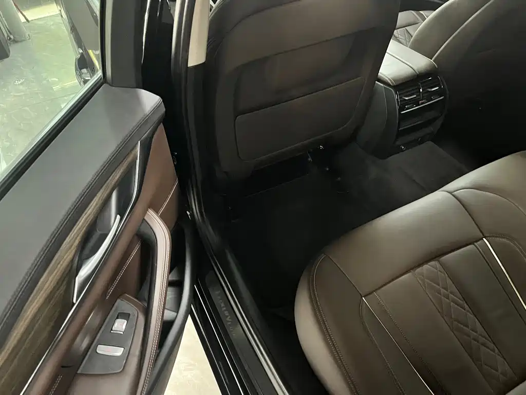 BMW 5 Series 2018 — фото 13