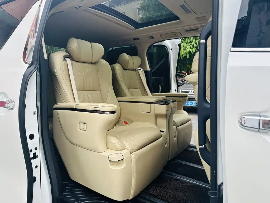 Toyota Alphard 2023 — фото 11