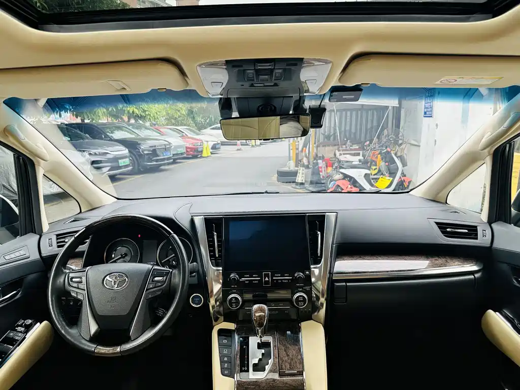 Toyota Alphard 2023 — фото 22