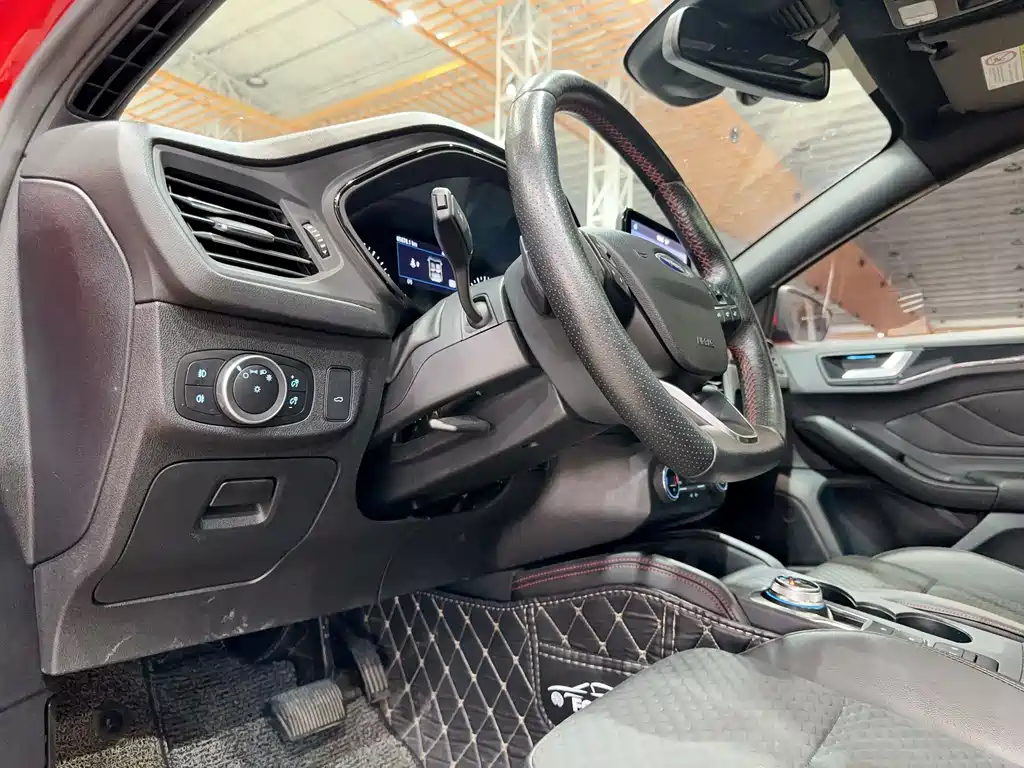 Ford Focus 2019 — фото 18