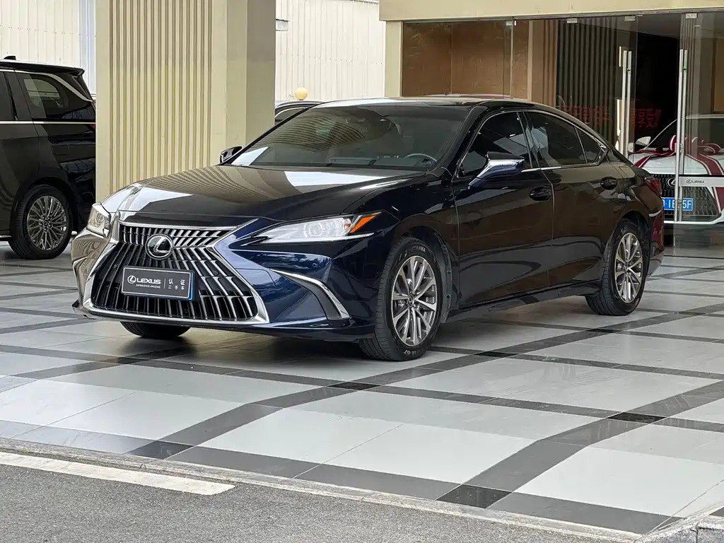 Lexus ES 2022 — фото 1