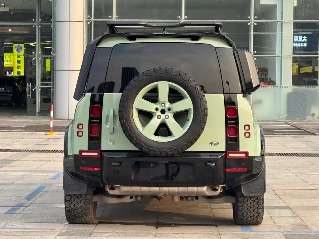 Land Rover Defender 2023 — фото 24