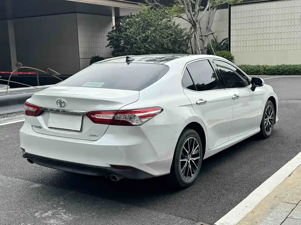 Toyota Camry 2023 — фото 4