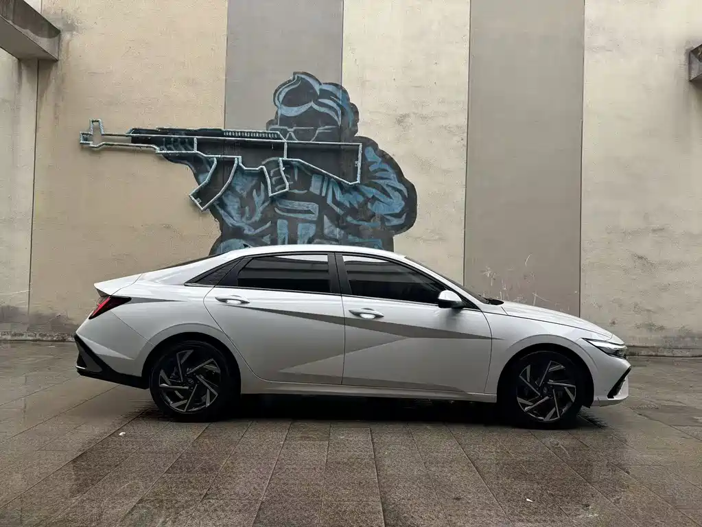 Hyundai Elantra 2023 — фото 2
