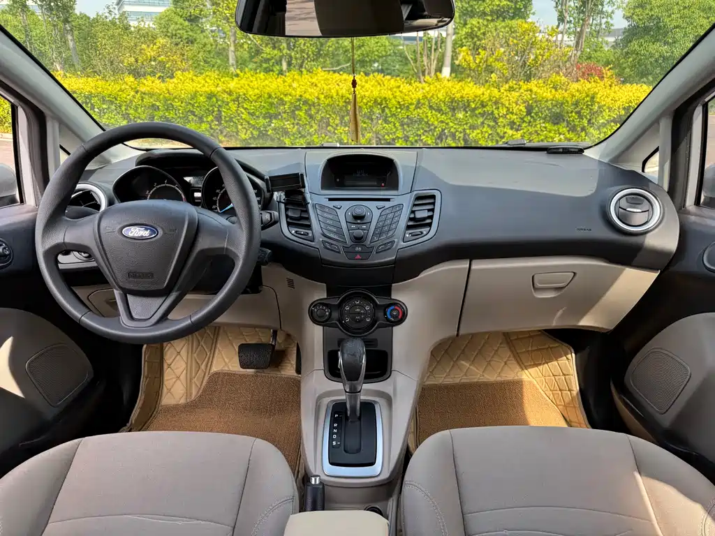 Ford Fiesta 2013 — фото 12