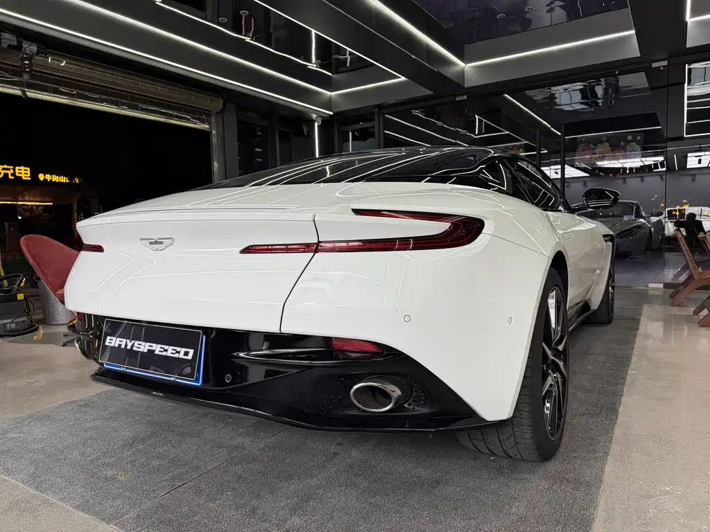 Aston Martin DB11 2018 — фото 22