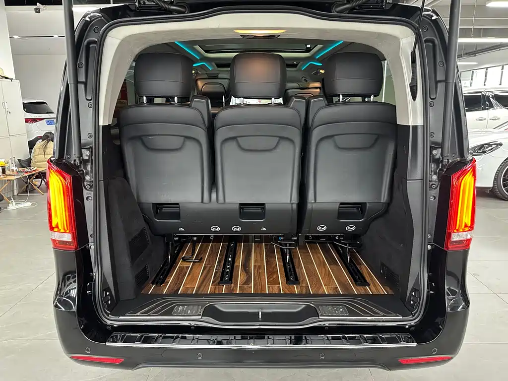 Mercedes-Benz V-Class 2022 — фото 30