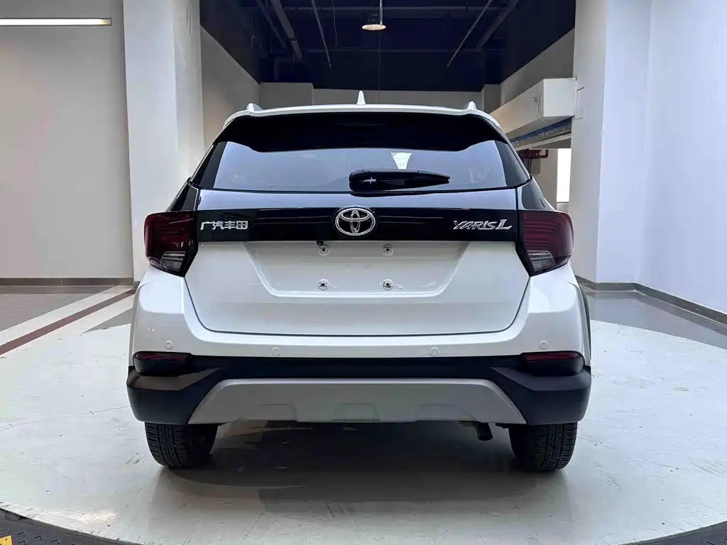 Toyota Yaris L 2023 — фото 11
