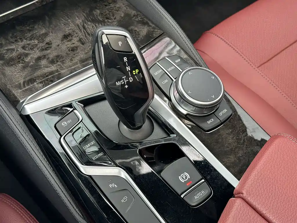 BMW 5 Series 2019 — фото 18