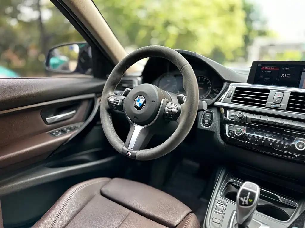 BMW 3 Series 2018 — фото 18