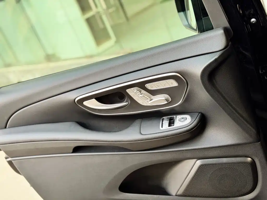 Mercedes-Benz V-Class 2020 — фото 15