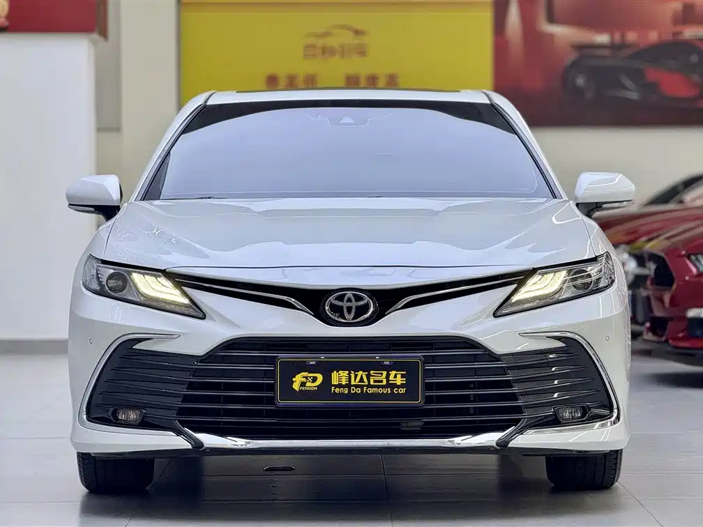 Toyota Camry 2023 — фото 2