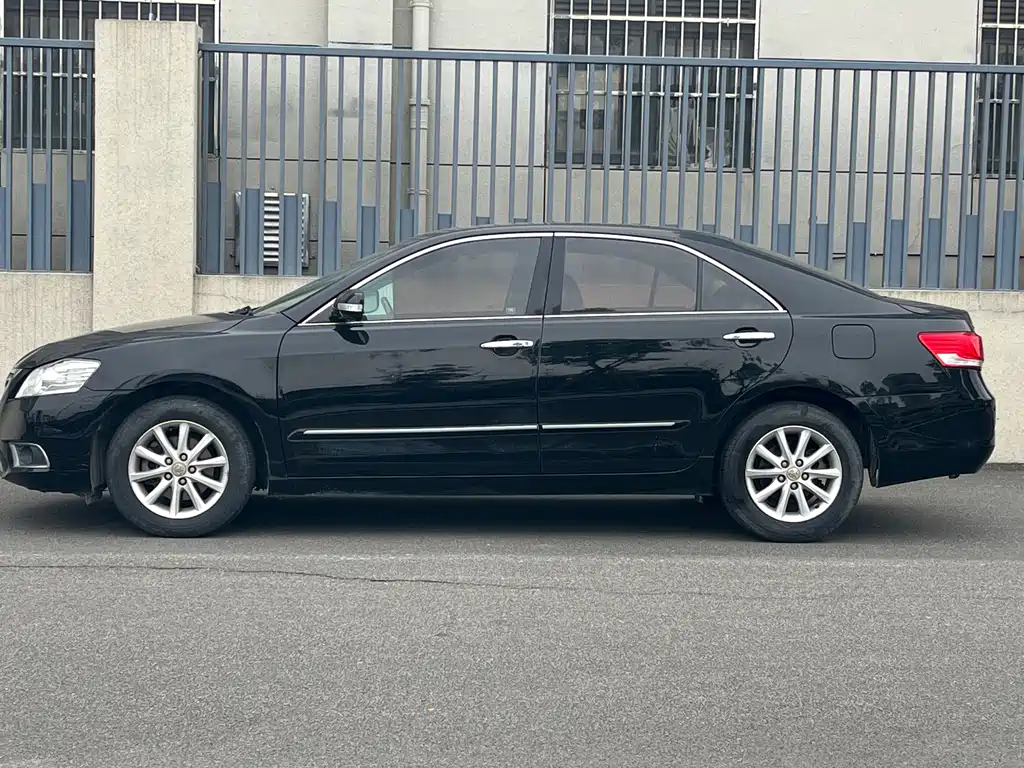 Toyota Camry 2010 — фото 4