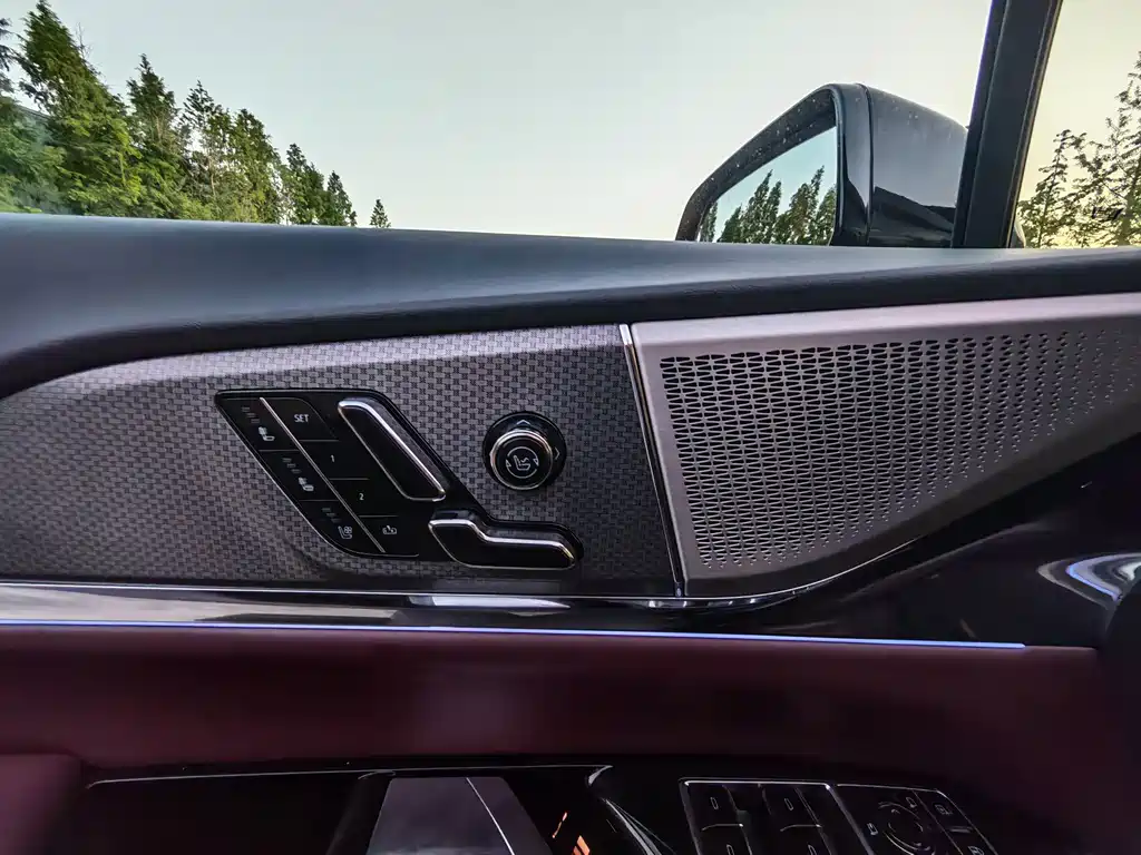 Cadillac XT5 2025 — фото 15