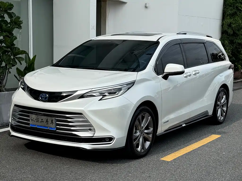 Toyota Sienna 2023 — фото 1