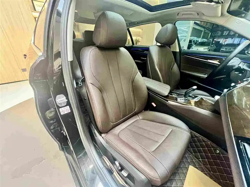 BMW 5 Series 2019 — фото 17