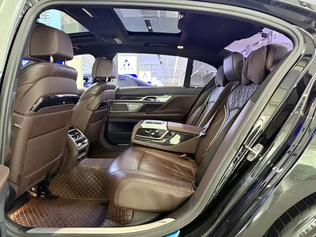 BMW 7 Series 2020 — фото 12