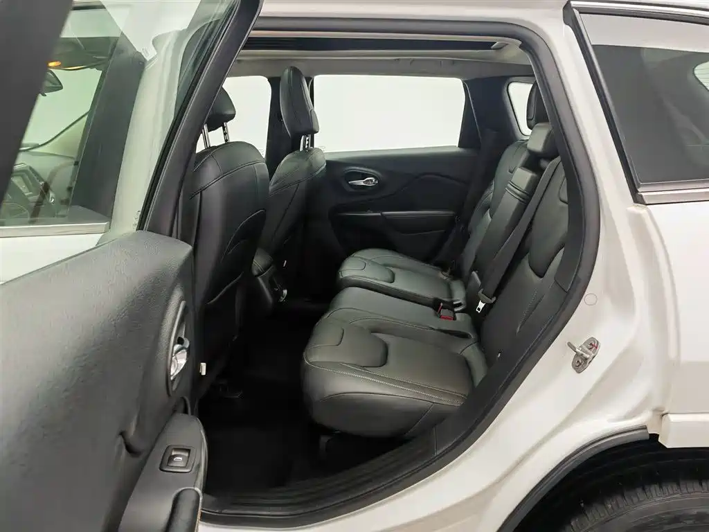 Jeep Cherokee 2018 — фото 15