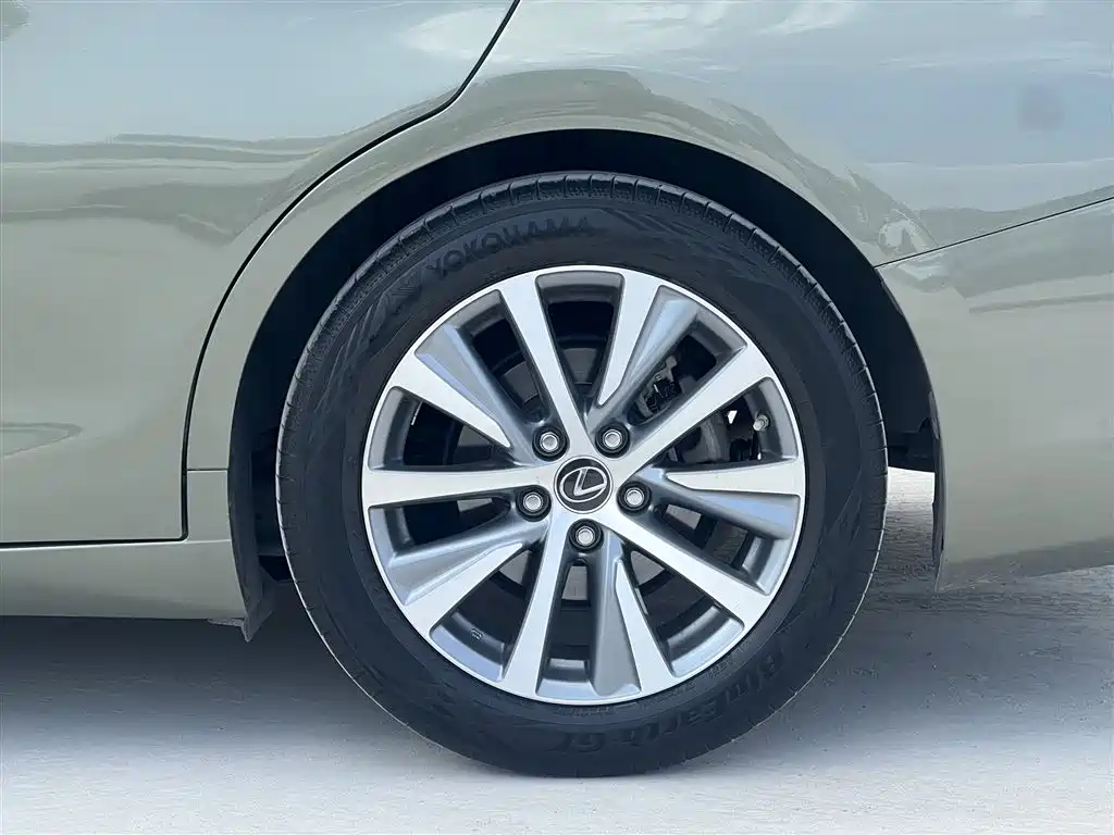 Lexus ES 2019 — фото 17