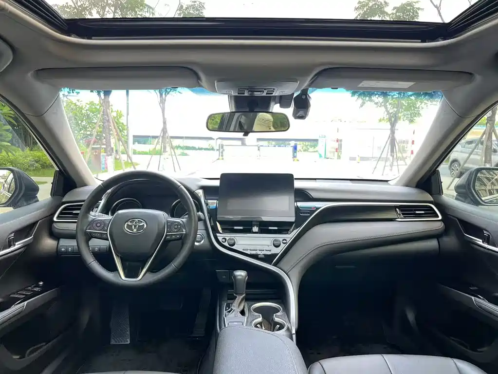 Toyota Camry 2023 — фото 12