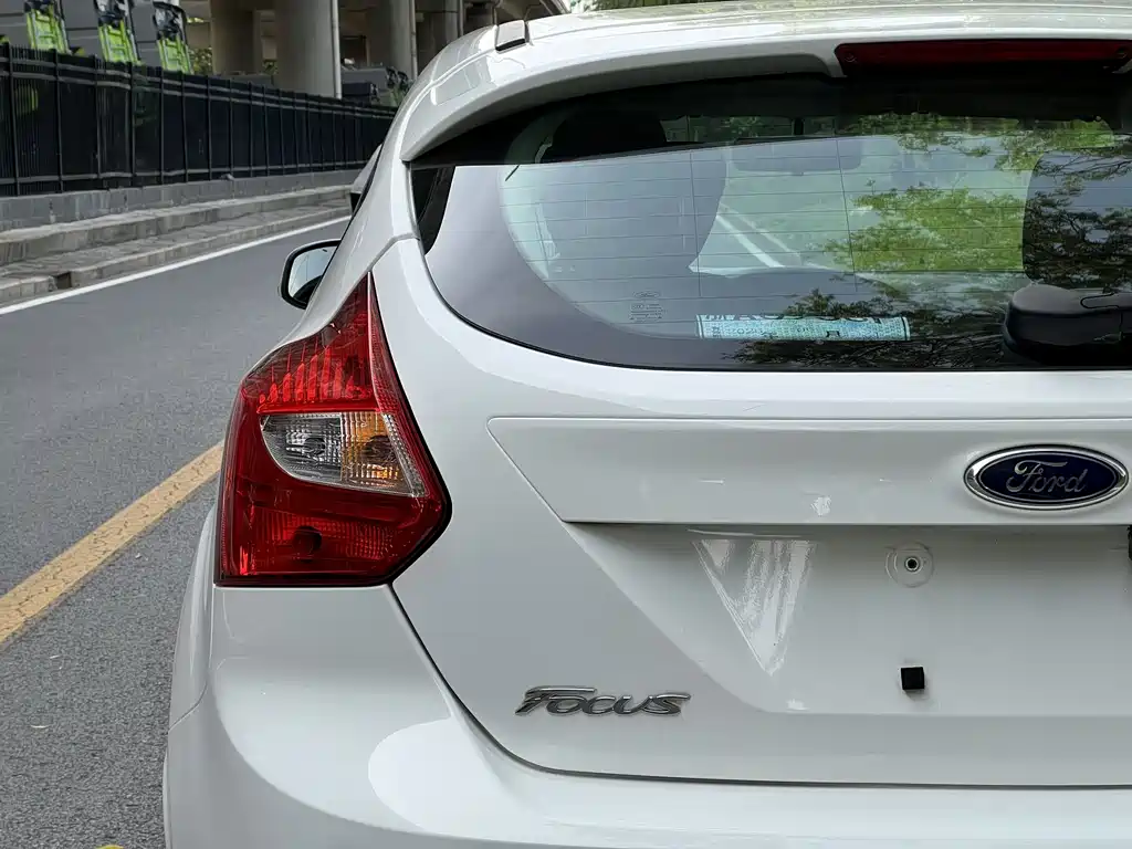 Ford Focus 2015 — фото 11
