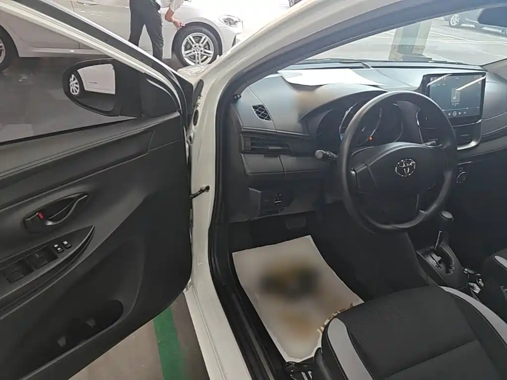 Toyota Yaris L 2020 — фото 16