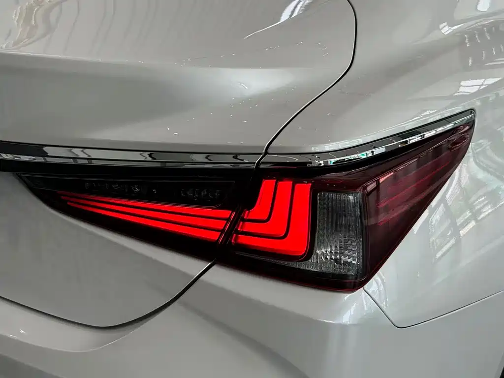 Lexus ES 2019 — фото 23