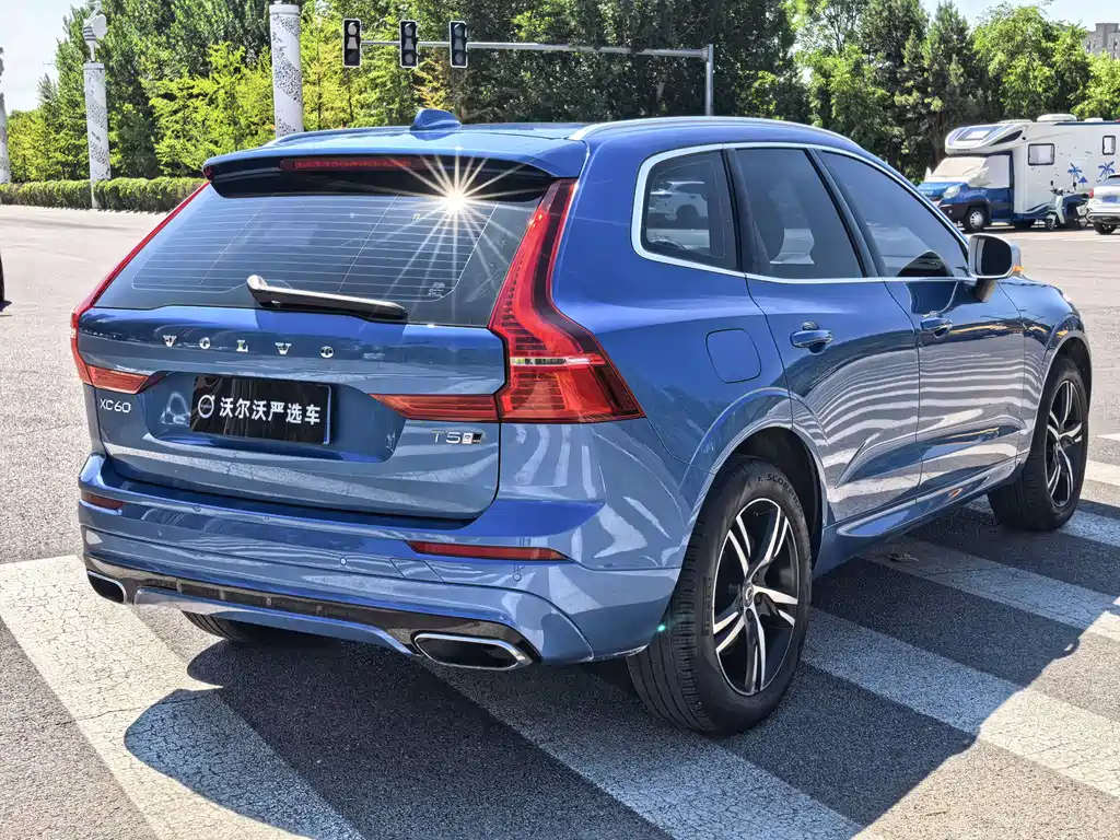 Volvo XC60 2018 — фото 9