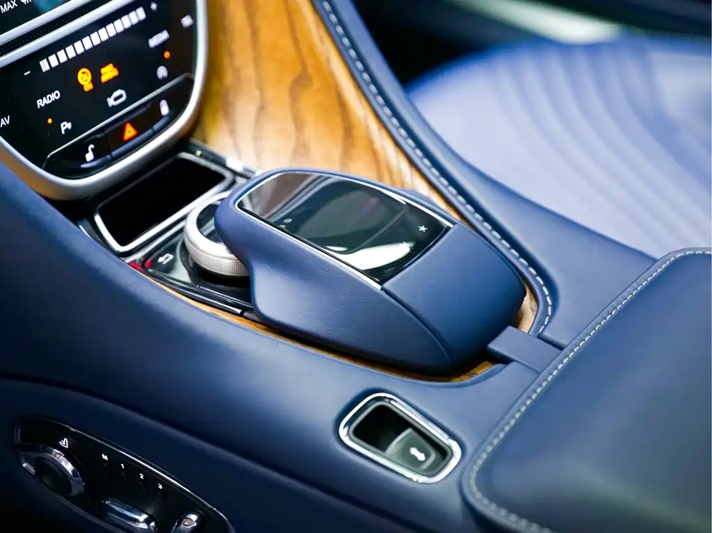 Aston Martin DB11 2018 — фото 18