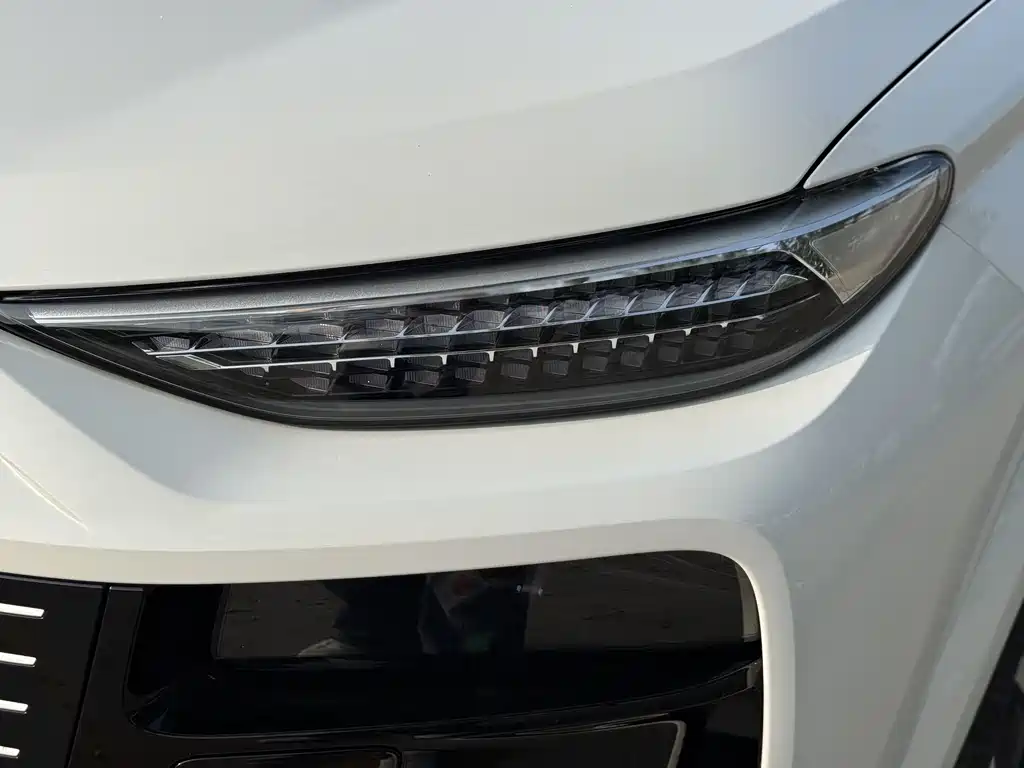 Audi Q6L e-tron 2025 — фото 15