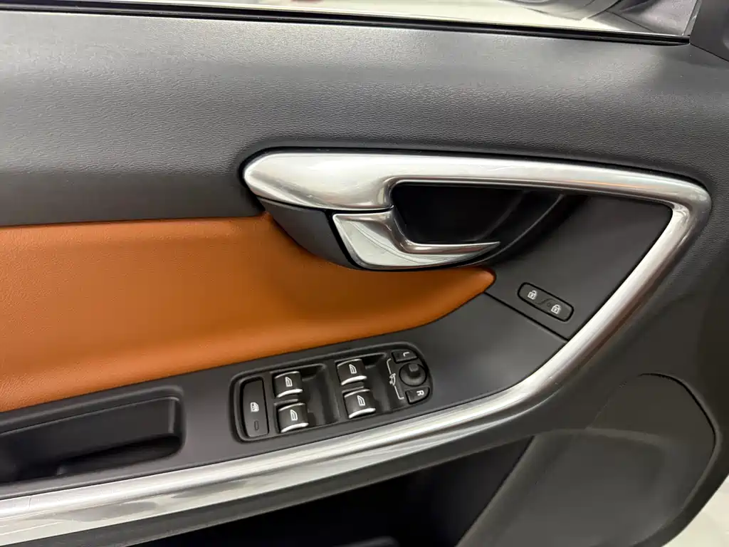 Volvo S60 2019 — фото 10