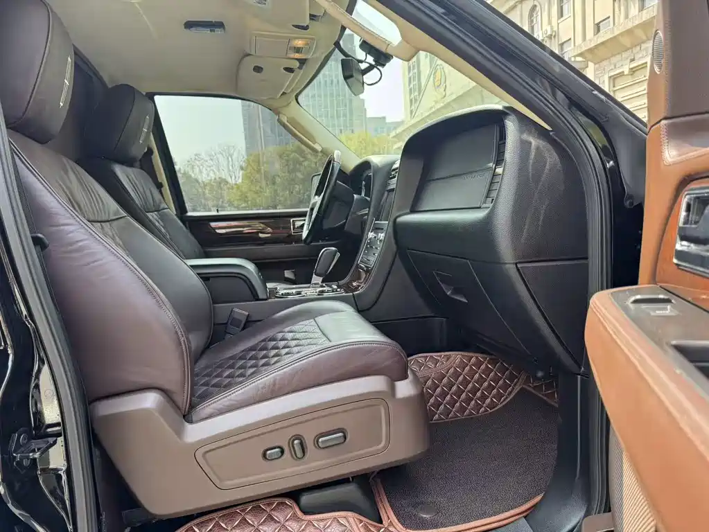 Lincoln Navigator 2018 — фото 13