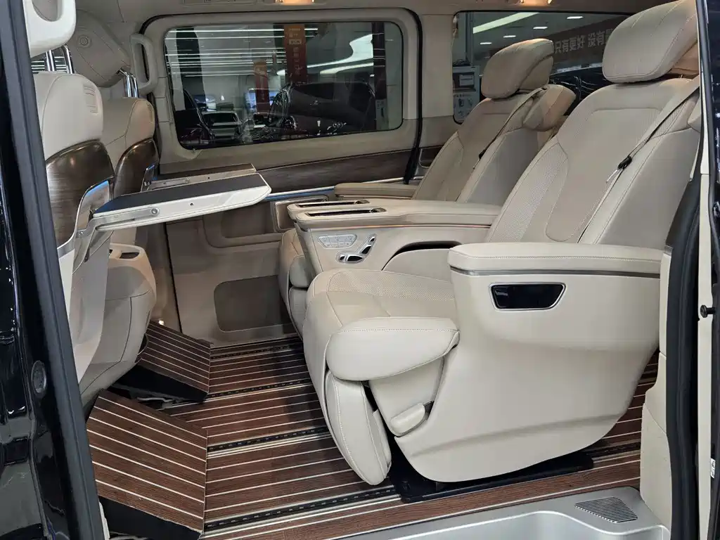 Mercedes-Benz V-Class 2023 — фото 7