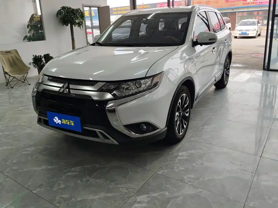 Mitsubishi Outlander 2020 — фото 1