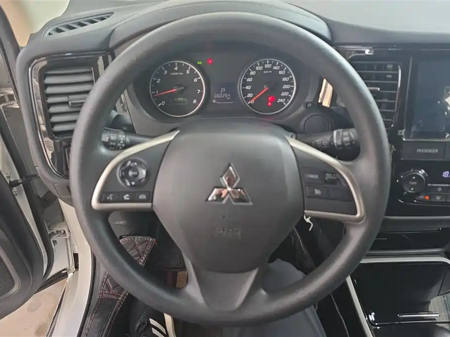 Mitsubishi Outlander 2021 — фото 15
