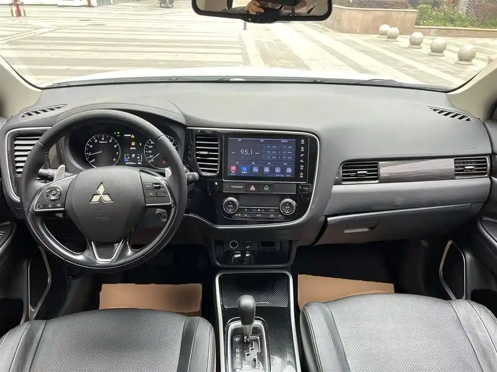 Mitsubishi Outlander 2018 — фото 10