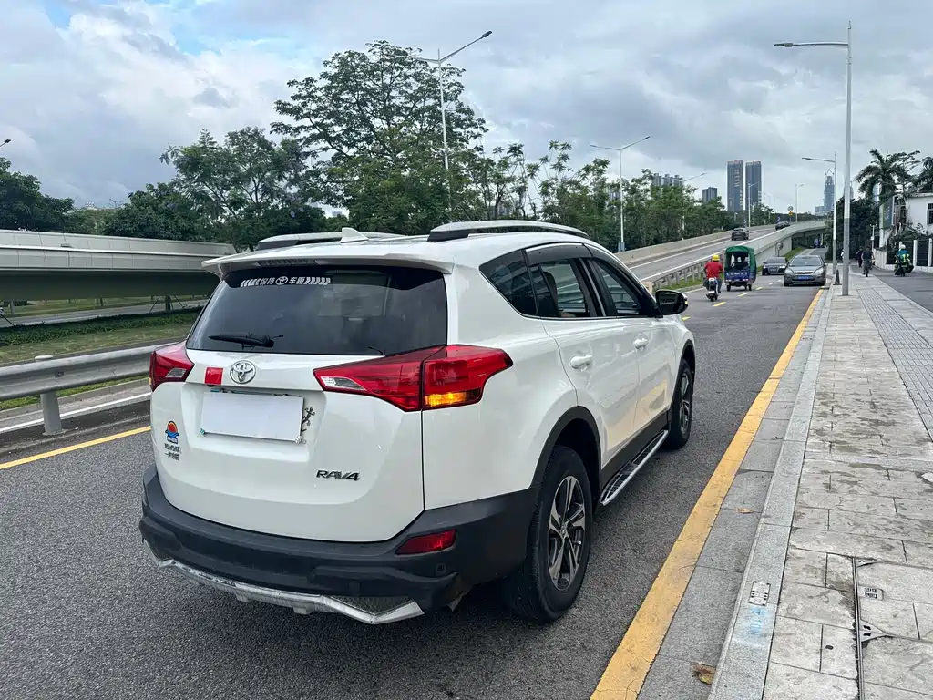 Toyota RAV4 2016 — фото 14