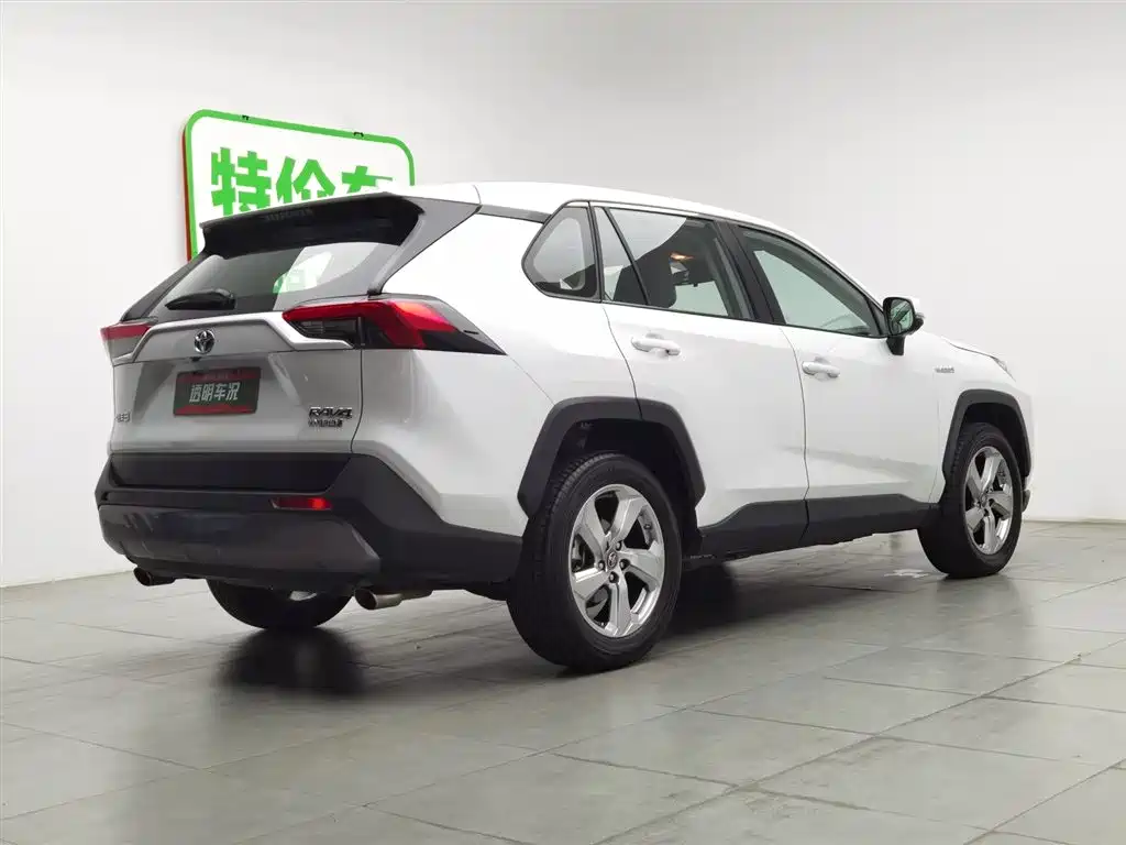 Toyota RAV4 2022 — фото 2