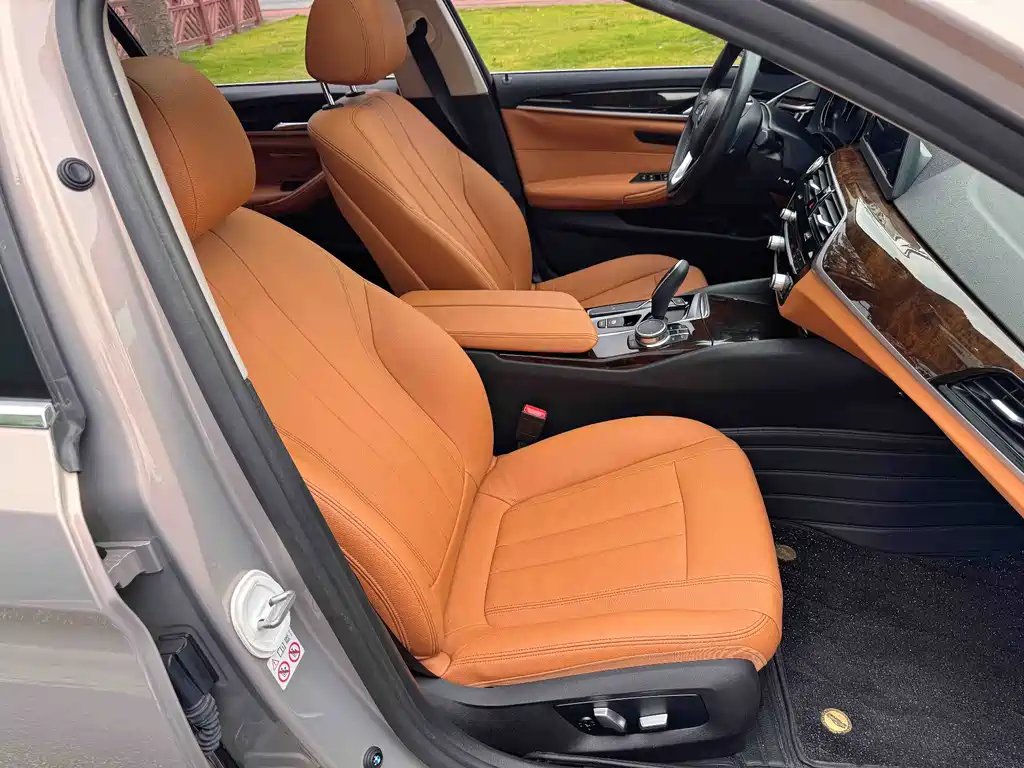 BMW 5 Series 2018 — фото 14
