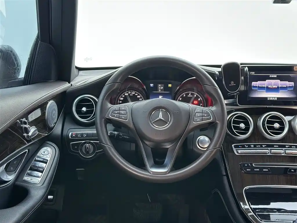 Mercedes-Benz GLC 2017 — фото 17