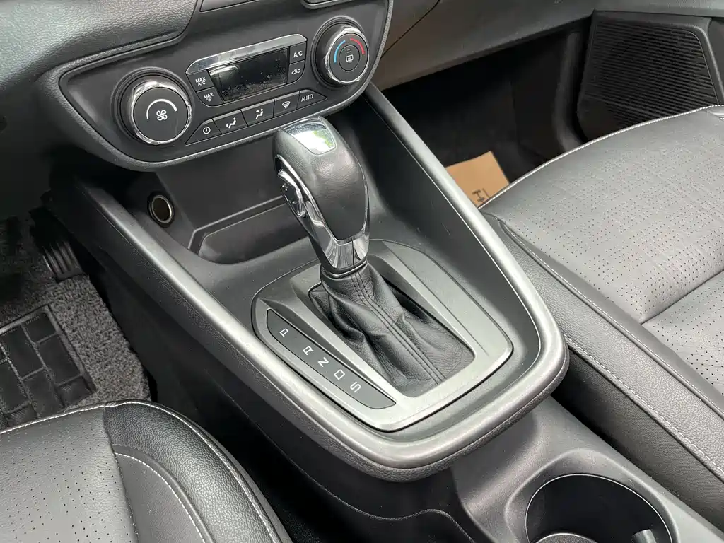Ford Escort 2015 — фото 15