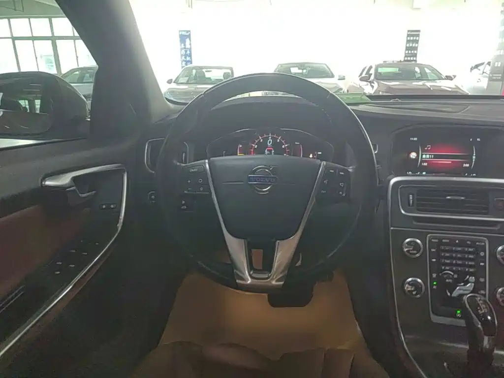 Volvo S60 2015 — фото 11