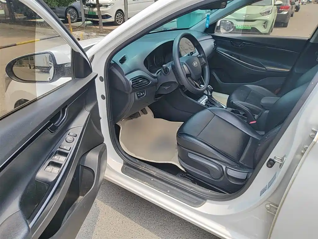 Hyundai Elantra 2019 — фото 16